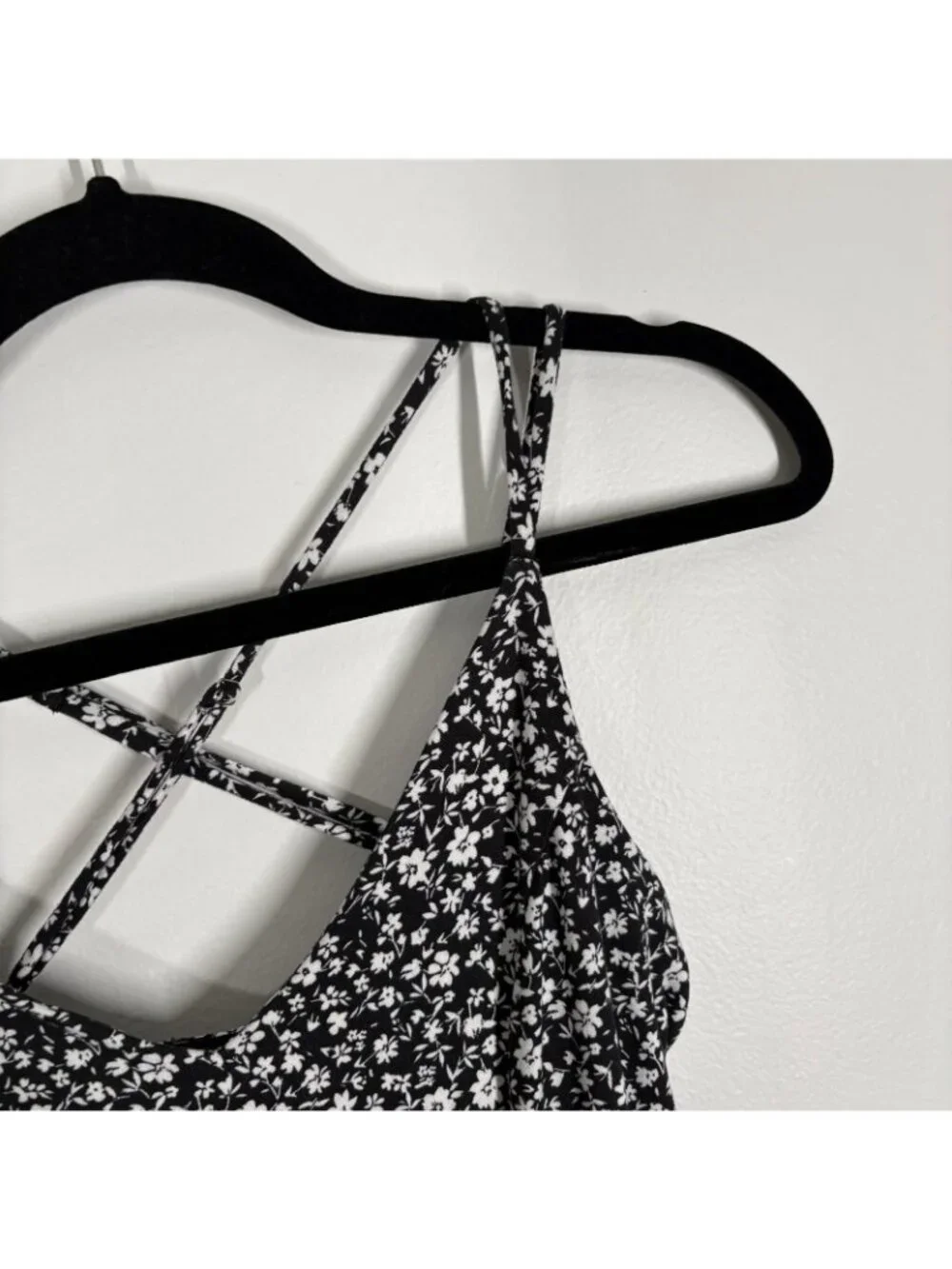 Urban Outfitters Women S Black White Floral Strappy V-Neck Sherri Romper NWT